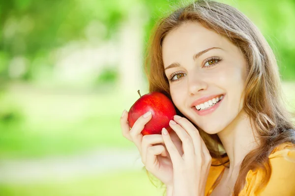 Vacker flicka med rött äpple — Stockfoto
