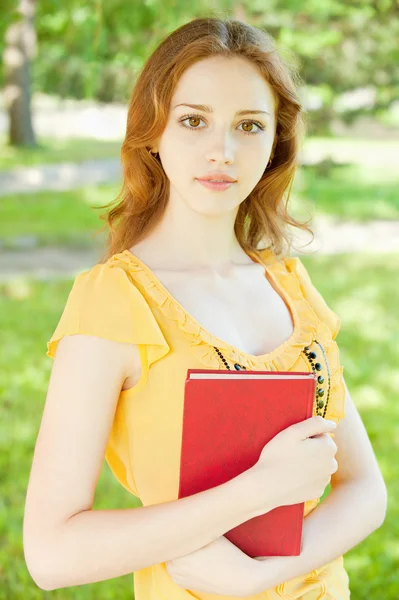 Studentin mit einem Buch — Stockfoto