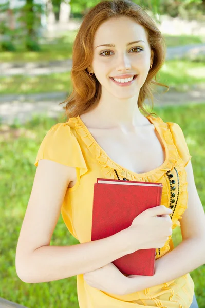 Flicka-student med en bok — Stockfoto