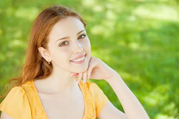 Menina bonita no parque — Fotografia de Stock