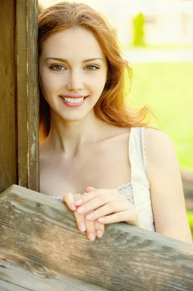 Lächelnde junge Frau — Stockfoto