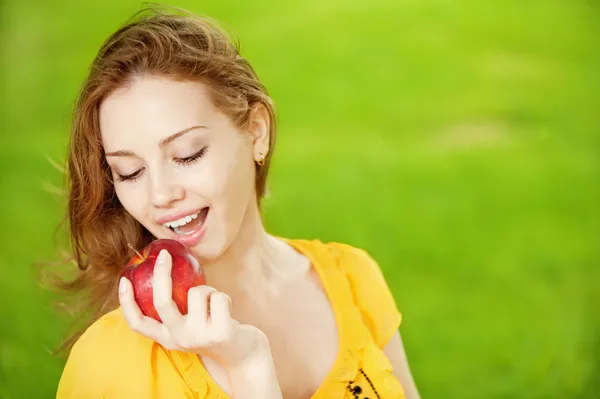 Όμορφο κορίτσι με το κόκκινο μήλο — Φωτογραφία Αρχείου