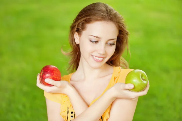 Красивая девушка с яблоками — стоковое фото