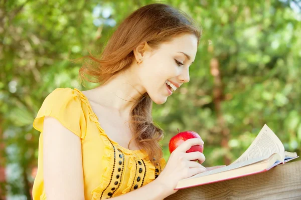 Girl-student read the book — Stock Photo, Image
