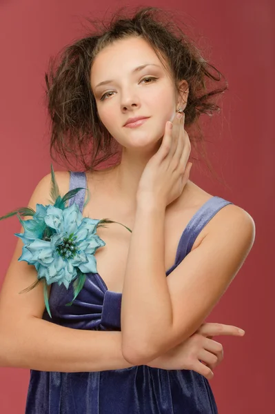 Piękna młoda kobieta w niebieskiej sukience — Zdjęcie stockowe