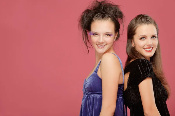 Zwei Mädchen lächeln — Stockfoto