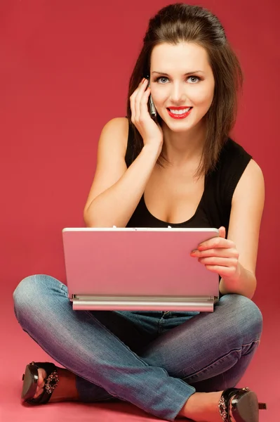 Femme avec ordinateur portable et téléphone portable — Photo