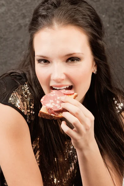 Woman bites off sandwich — Stock Photo, Image