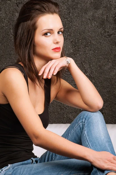 Junge Frau sitzt auf einem Sofa — Stockfoto