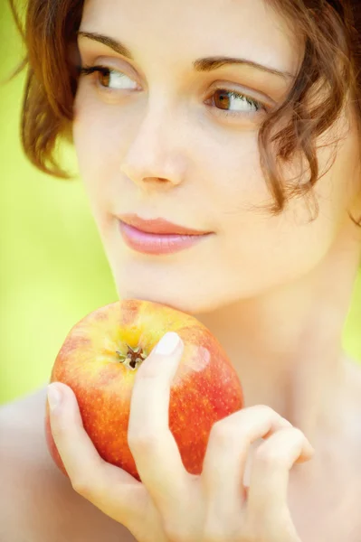 Junge Frau mit Apfel — Stockfoto