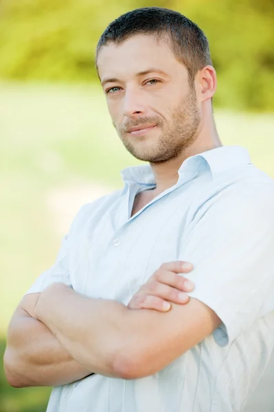 Porträt eines Mannes im hellen Hemd — Stockfoto