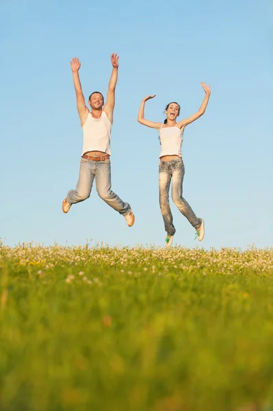 Young couple jumps — Stock Photo, Image