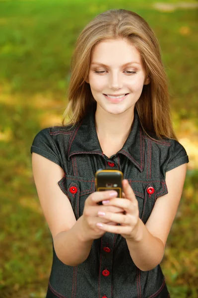 Menina com telefone celular — Fotografia de Stock
