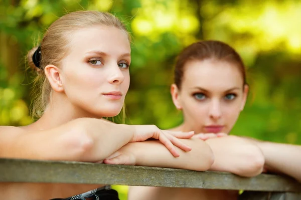Zwei schöne Mädchen über Handlauf — Stockfoto