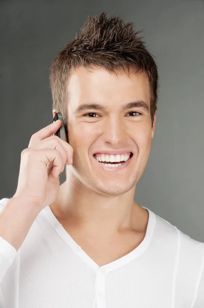 Jonge man gesprekken per mobiele telefoon — Stockfoto