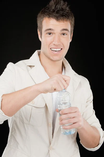 Gülümseyen adam su içer — Stok fotoğraf