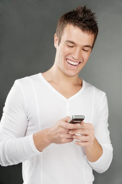 Mladý muž s mobilním telefonem — Stock fotografie