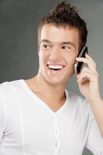 Молода людина розмовляє по мобільному телефону — стокове фото