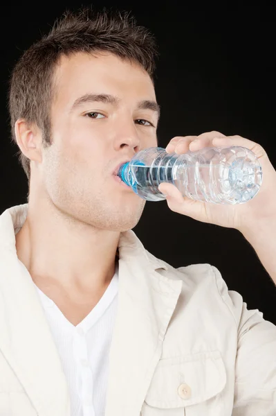 El hombre sonriente bebe agua — Foto de Stock