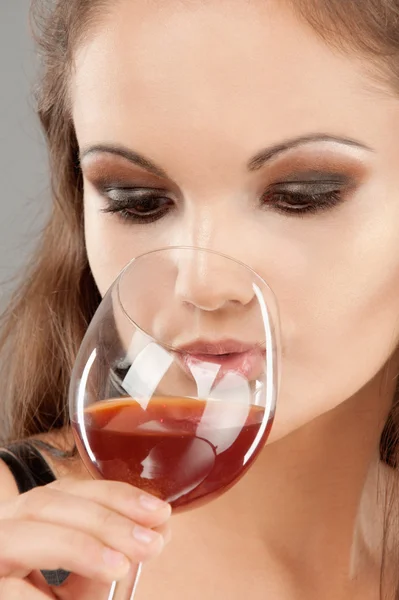 Schöne Frau trinkt Wein — Stockfoto
