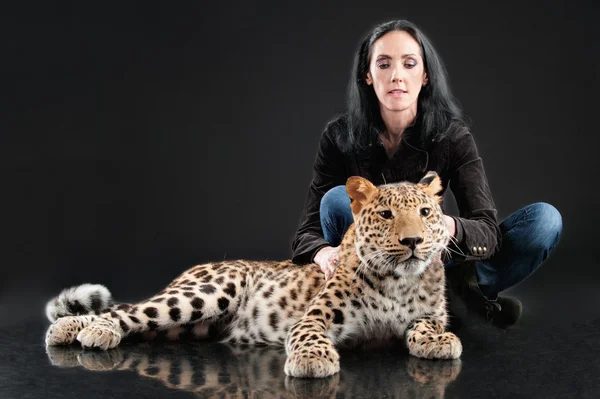 Mulher madura e leopardo manchado — Fotografia de Stock