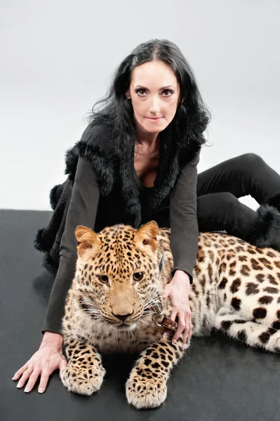 Mogen kvinna och ojämn leopard — Stockfoto