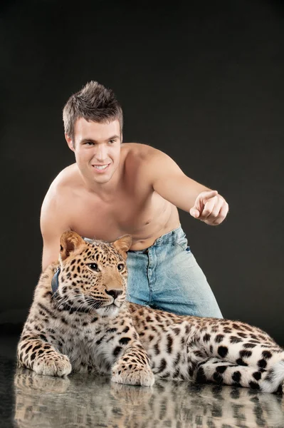 Genç adam ve benekli leopar — Stok fotoğraf