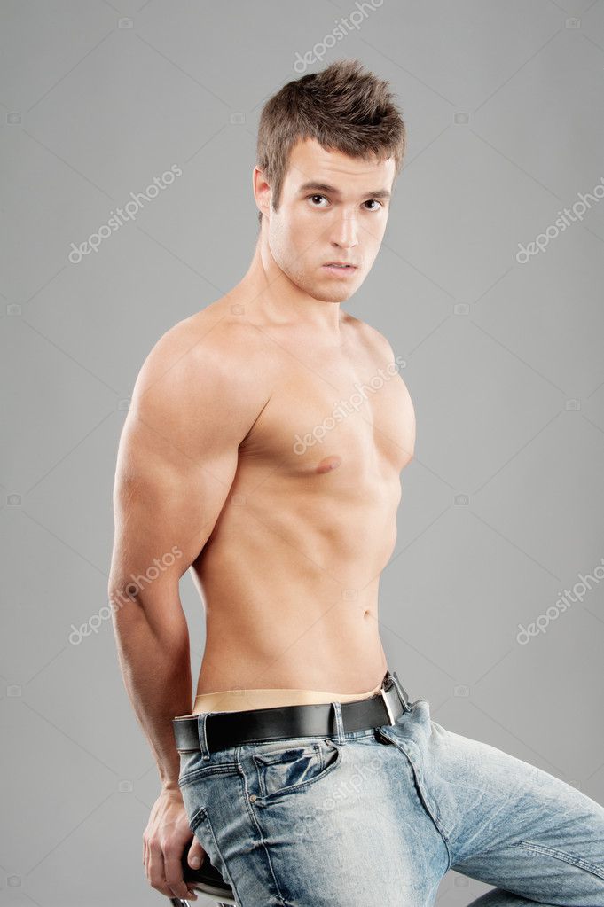 Retrato de mão embrulhando meia boxer nu . fotos, imagens 