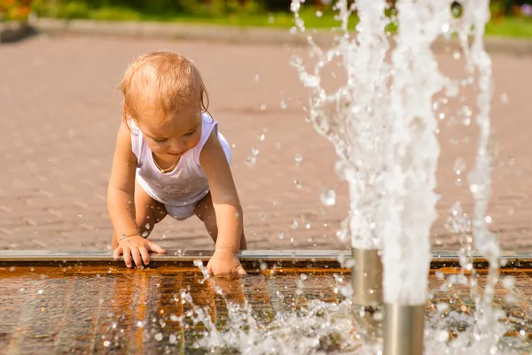 Dítě o fontána — Stock fotografie