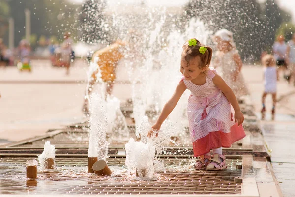 Meisje over fontein — Stockfoto