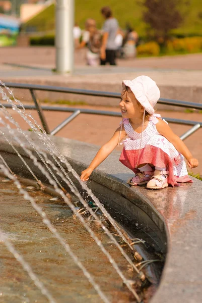 Meisje over fontein — Stockfoto