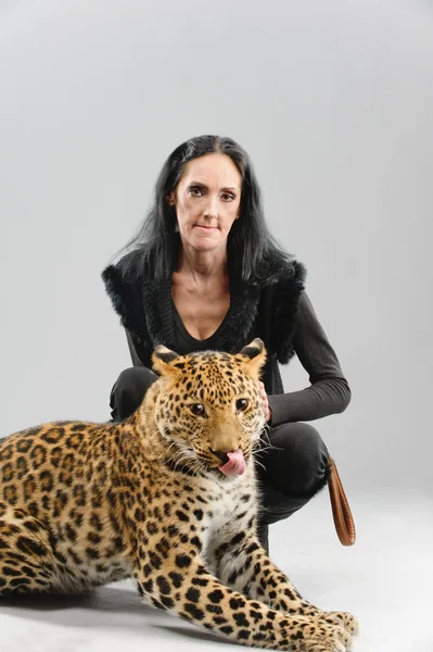 成熟的女人和斑点豹 — 图库照片