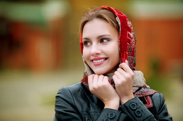 Jovem mulher bonita em um lenço vermelho — Fotografia de Stock