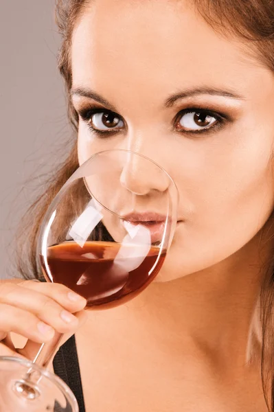 Mulher bonita bebe vinho — Fotografia de Stock