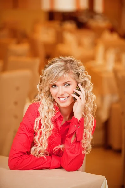 Smiling girl types text on phone — Stock Photo, Image