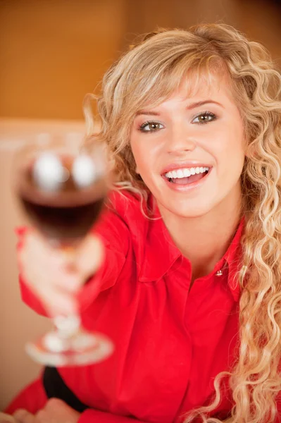 Молодая женщина с красным вином — стоковое фото