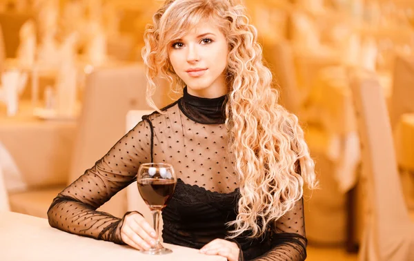 Ung kvinna med rött vin — Stockfoto