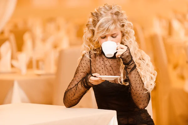 Jeune femme boit du thé . — Photo
