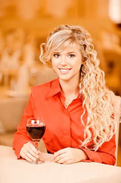 Mladá žena s červeným vínem — Stock fotografie
