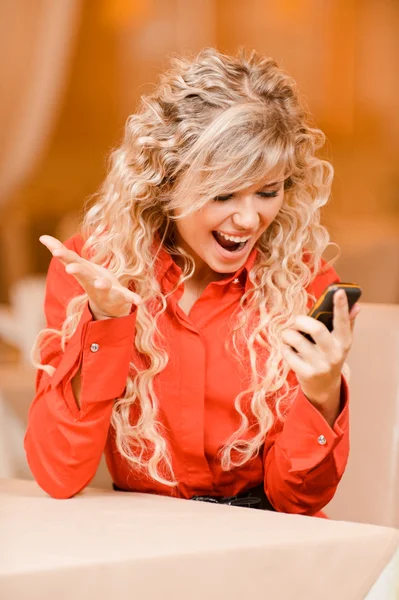 Glimlachend meisje types tekst op de telefoon — Stockfoto