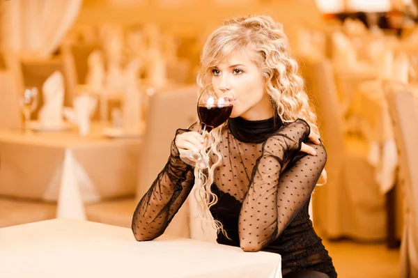 Νεαρή γυναίκα ποτό κόκκινο κρασί — Φωτογραφία Αρχείου