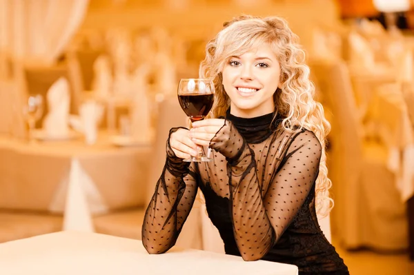一个喝红酒的年轻女人 — 图库照片