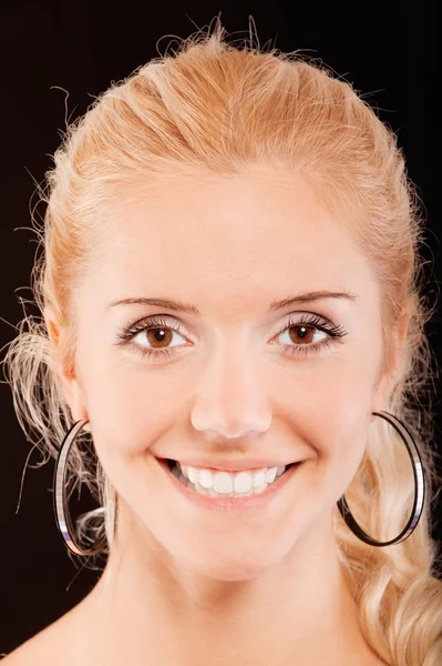 Jovem sorrindo mulher de cabelos justos — Fotografia de Stock