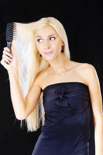 Trevlig ung kvinna kammar håret — Stockfoto