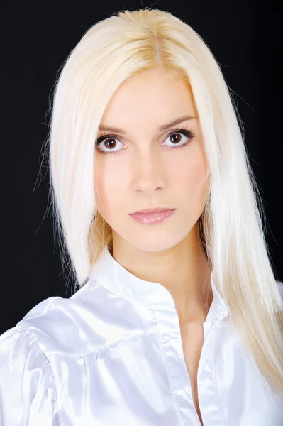 Portrét světlovlasé mladé ženy — Stock fotografie