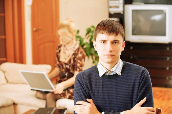 Hombre y mujer detrás de la computadora portátil — Foto de Stock
