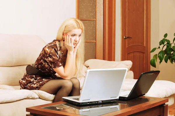 Jonge vrouw met laptops — Stockfoto