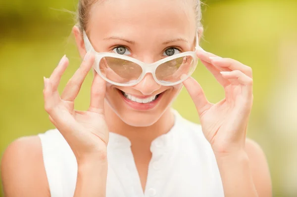 Улыбающаяся женщина в солнечных очках — стоковое фото
