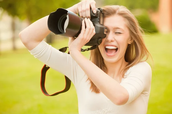 Девушка с зеркальной камерой — стоковое фото