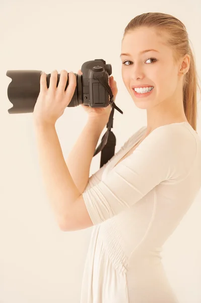 Chica con cámara de espejo — Foto de Stock